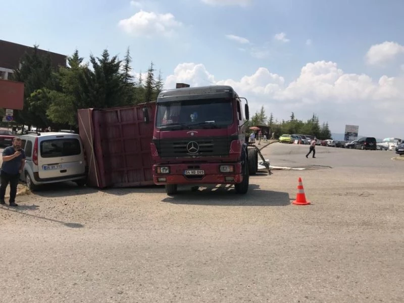 Sac yüklü kamyonun dorsesi yola devrilerek otomobile çarptı
