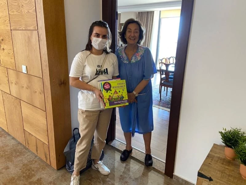 İpek Ongun, Kır Kütüphanesine kitaplarını bağışladı
