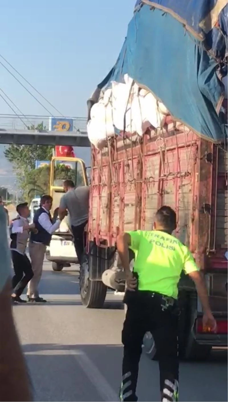 Kazaya karışan düğün konvoyundaki vatandaşlar kamyonet sürücüsüne saldırdı
