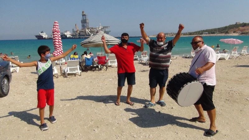 Silifkeliler, Cumhurbaşkanı’nın müjdesini davul eşliğinde göbek atarak kutladı
