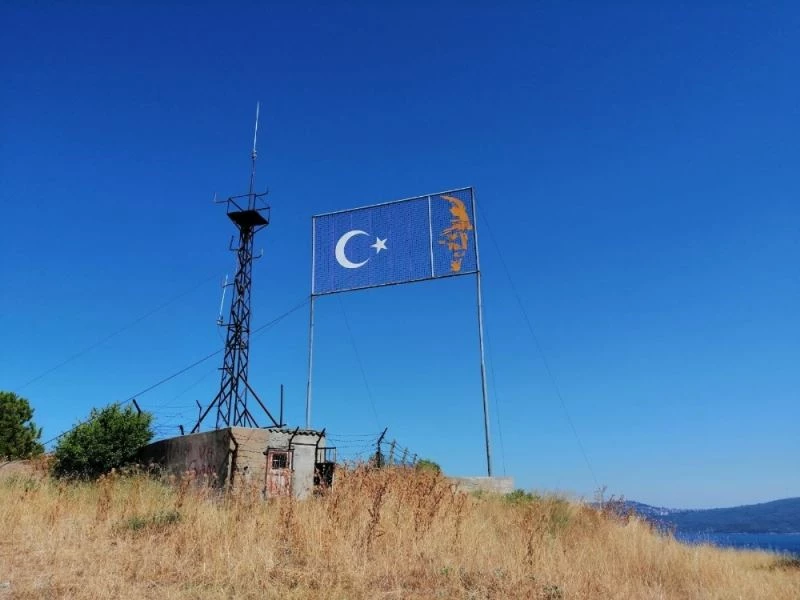 Atatürk ve Türk Bayrağının panosu tamir bekliyor
