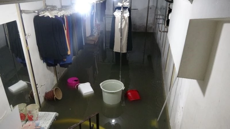 Trabzon’da şiddetli yağış nedeniyle iş yerleri ve katlı otoparkları su bastı
