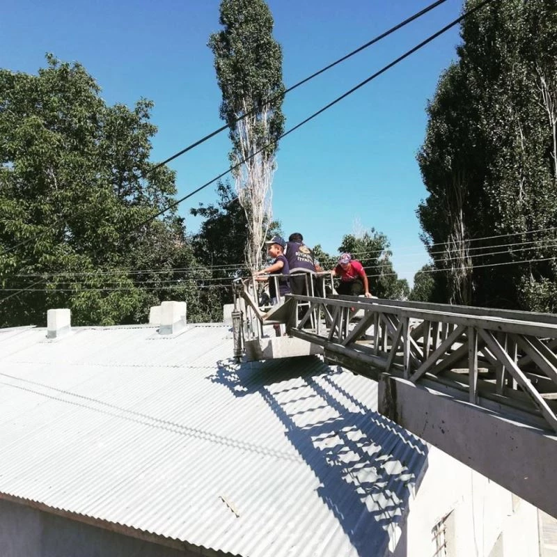 İki kafadar çocuk çıktıkları çatıda mahsur kaldılar
