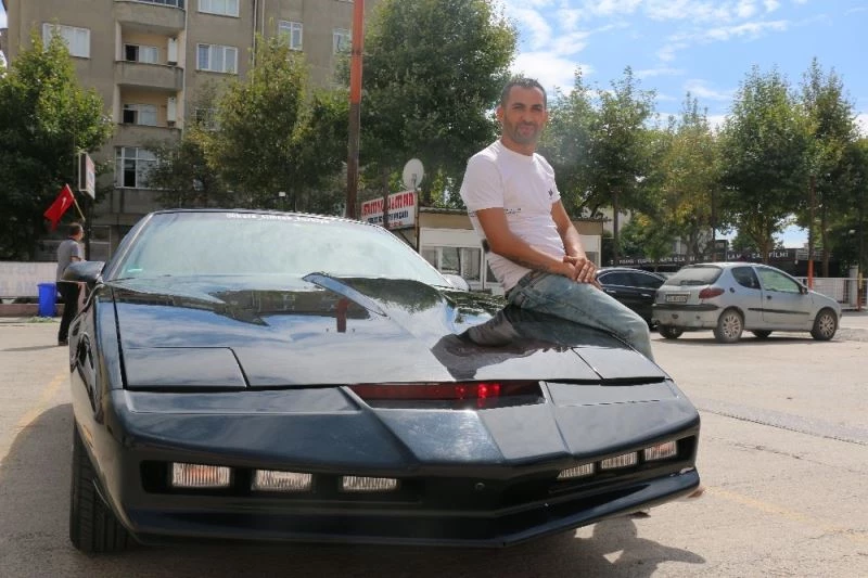 80’lerin efsanesi konuşan araba Kitt’i Türkiye’ye getirerek Cem Yılmaz’a gönderme yaptı
