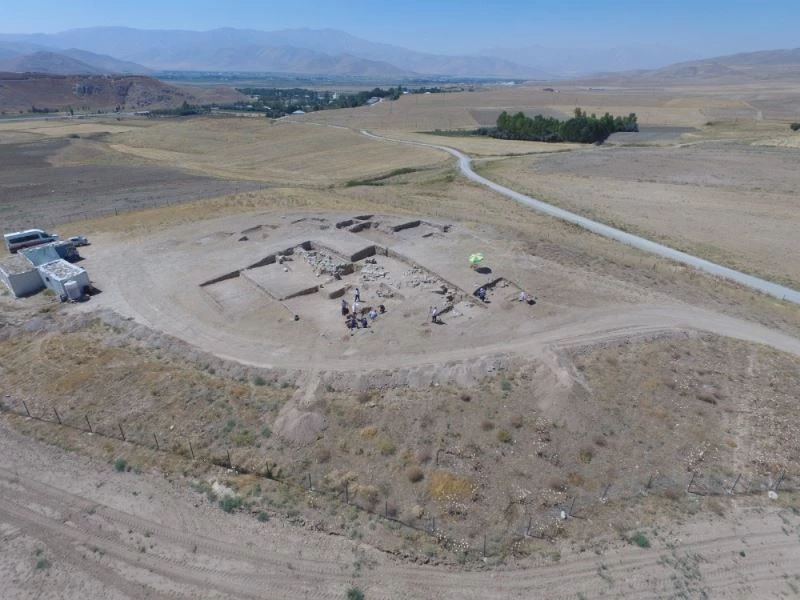 Çavuştepe Kalesi kazılarında ejder başlıklı iki bilezik bulundu
