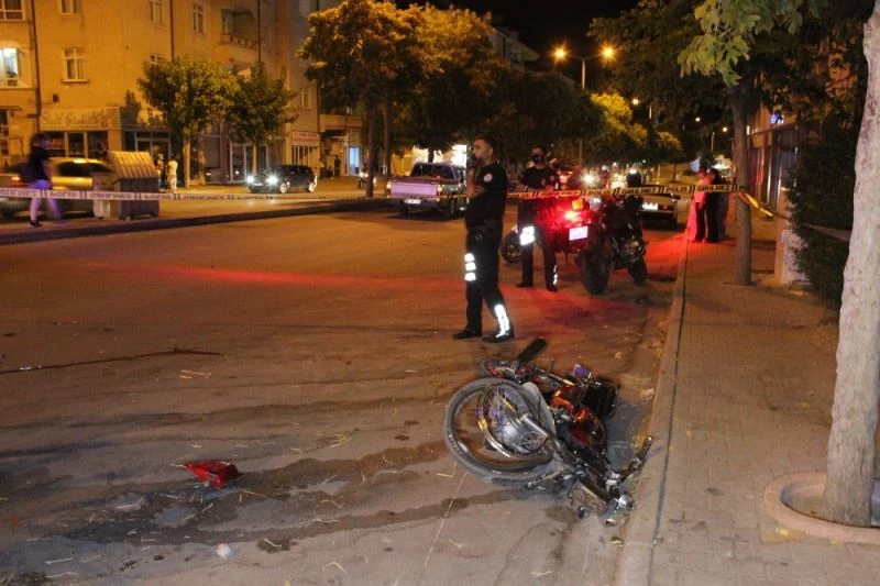 Kaza yapan arkadaşının başında ‘ölme’ diye feryat etti
