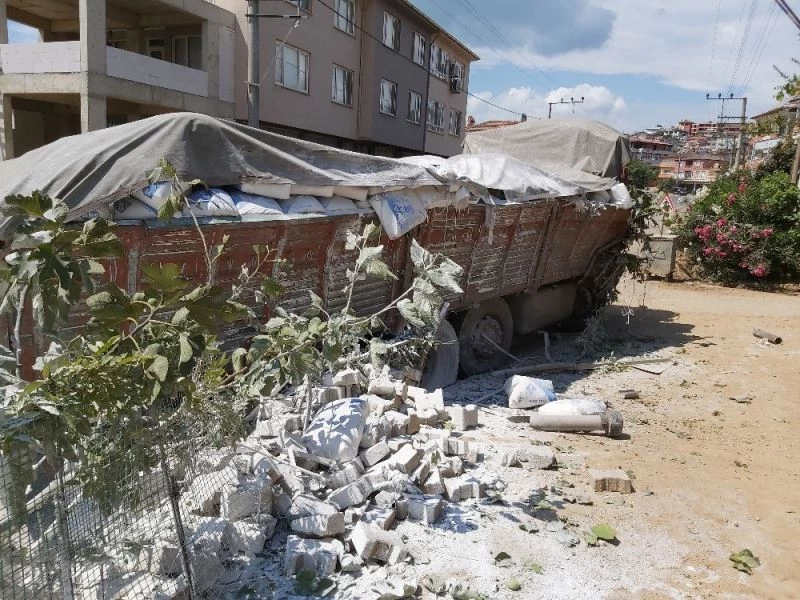 Alçı yüklü kamyon duvara çarptı o anlar kameralara yansıdı
