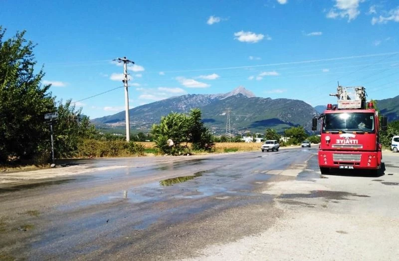 Kamyonetten yola savrulan molozlar trafiği aksattı

