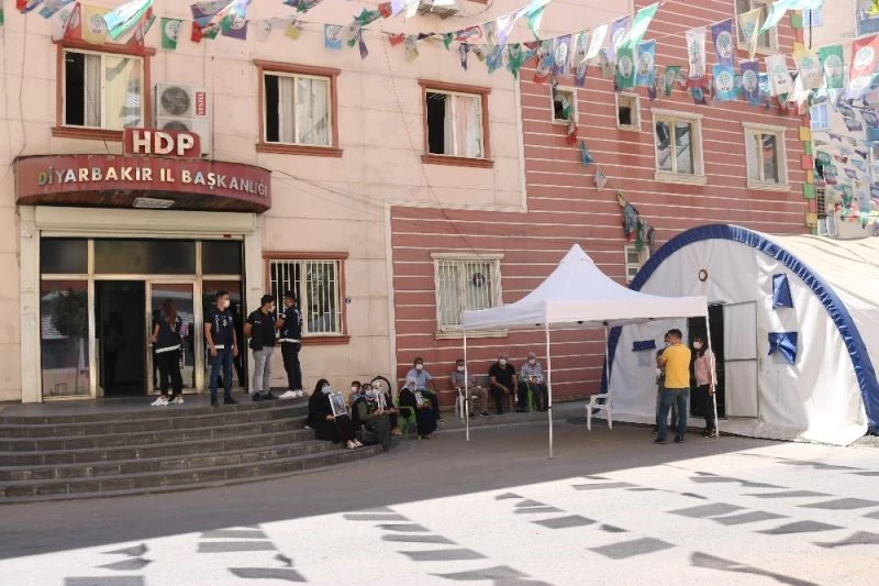 HDP önündeki ailelerin evlat nöbeti 355’inci gününde
