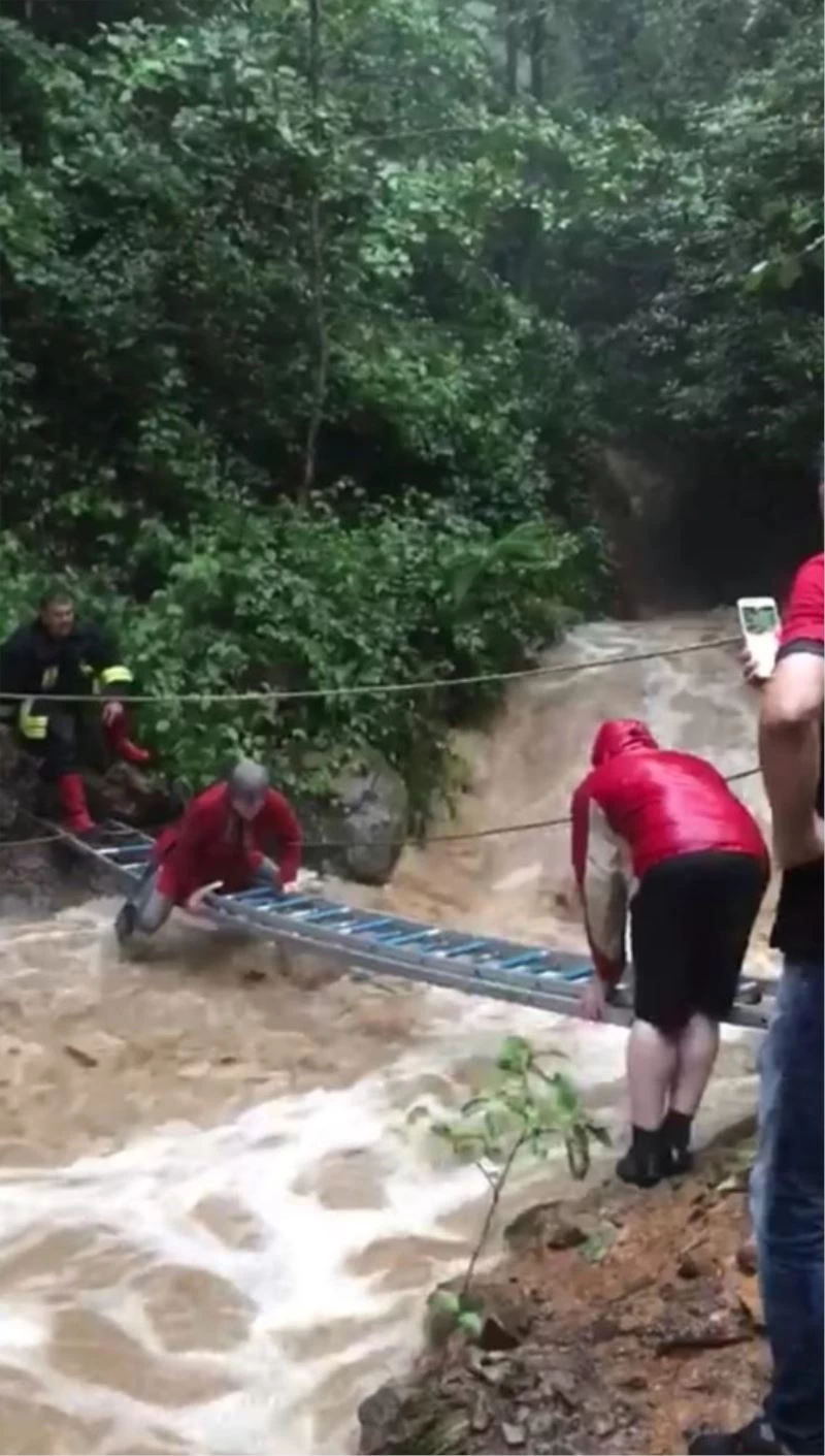 Giresun’da fındık bahçesinde derenin taşması nedeniyle mahsur kalan yaşlı çift itfaiye yardımı ile kurtarıldı
