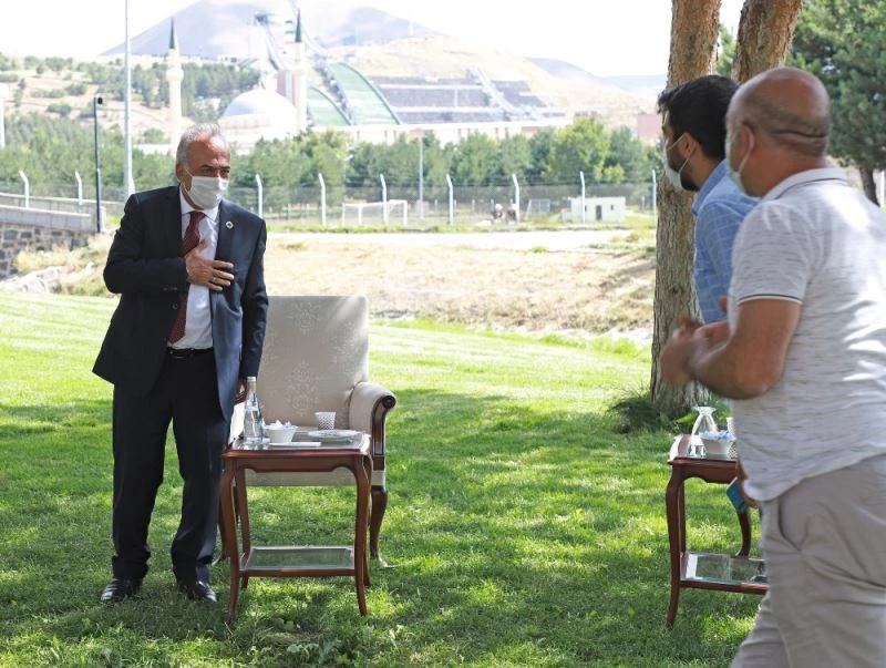 Rektör Çomaklı tebrikleri kabul etti
