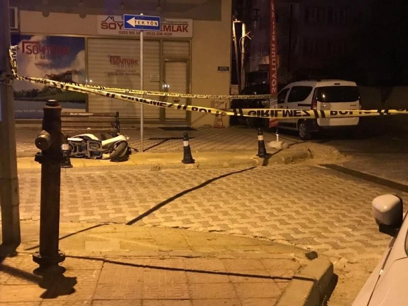 Baba ve oğula evlerinin önünde pusu
