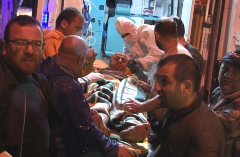 Evinin önünü sel sularından temizlemeye çalışırken çöken duvarın altında kaldı
