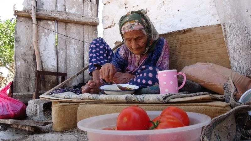 (Özel) 104 yaşındaki ninenin dilinden dua eksik olmuyor
