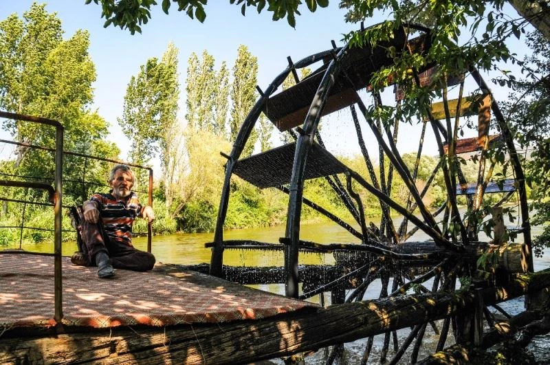 Su dolaplarının son örneğini ayakta tutuyor
