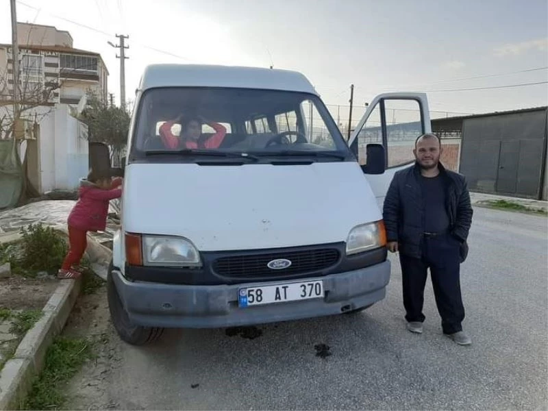 Eşine kızdığı iddia edilen kadın seyir halindeki minibüsten atladı, hayatını kaybetti
