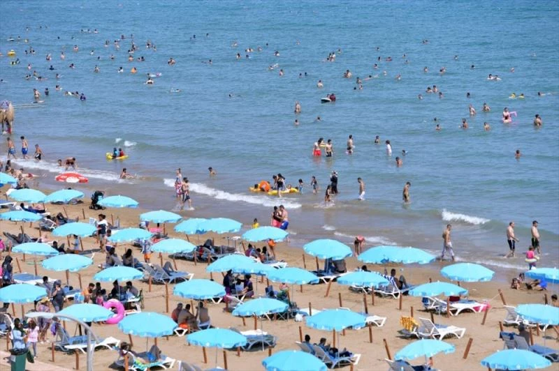 Mersin plajlarında hafta sonu yoğunluğu