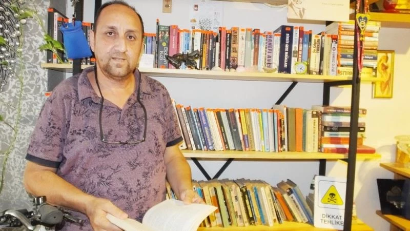 Çöpten topladığı kitaplarla kütüphane kurdu
