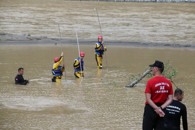 Afete yardıma giderlerken sele kapıldılar
