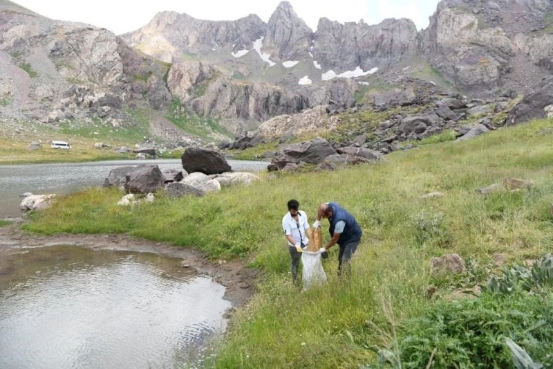 3 bin 450 rakımlı Cilo-Sat göllerinde çöp topladılar
