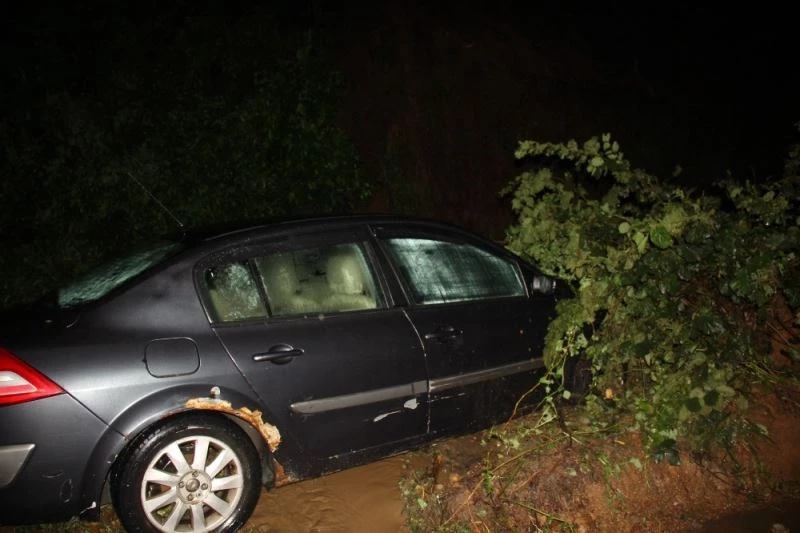 Rize’nin Dağsu mahallesinde birbirine bitişik iki apartman heyelan tehlikesi nedeniyle tahliye edildi
