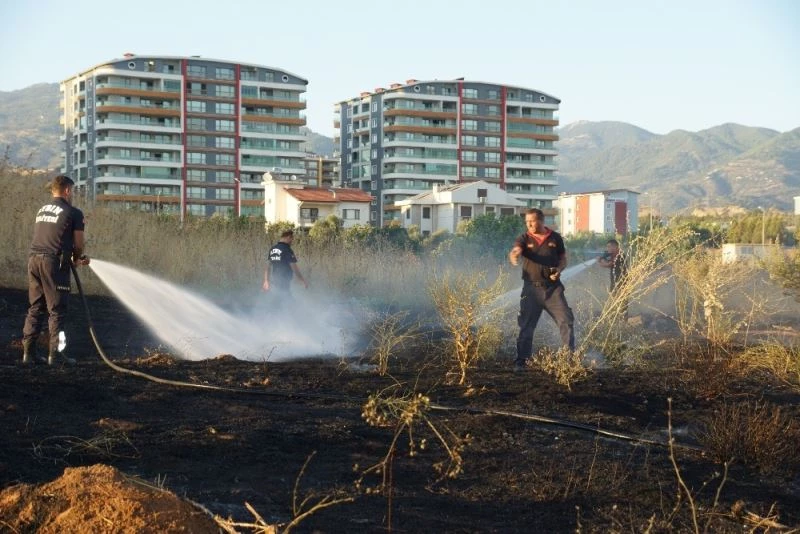 Otluk alandaki yangın evlere ulaşmadan söndürüldü
