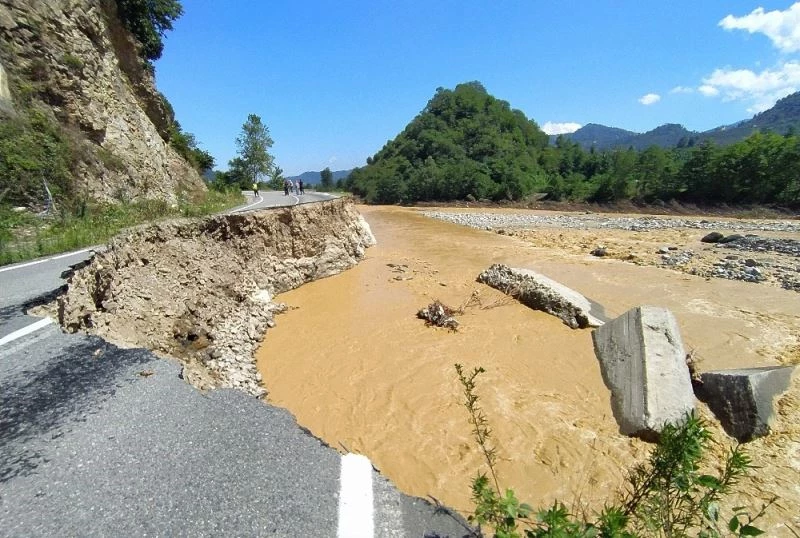 Giresun’daki selden Dereli ve Doğankent’in ardından en fazla etkilenen ilçe olan Yağlıdere’de köylere ulaşılmaya çalışılıyor
