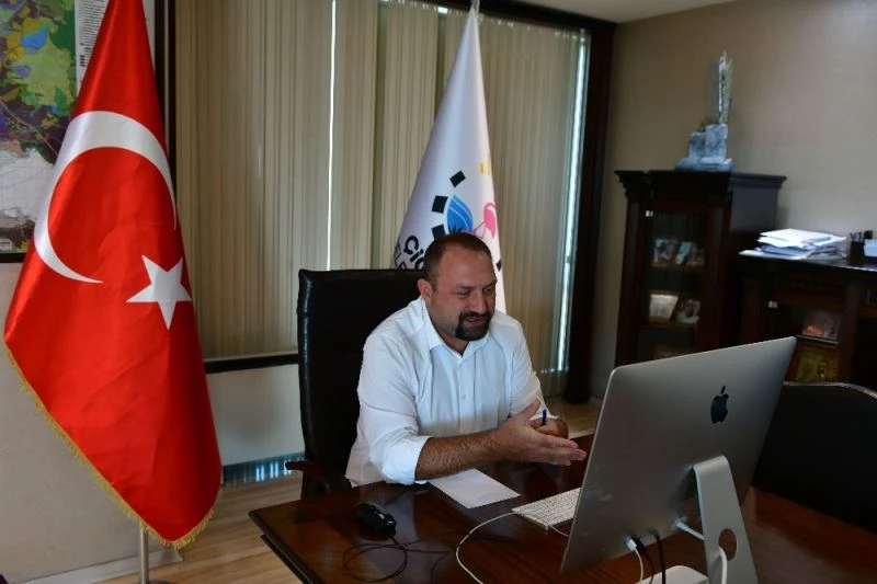 Başkan Gümrükçü, dünyanın farklı ülkelerinden gençlerle online toplantıda buluştu
