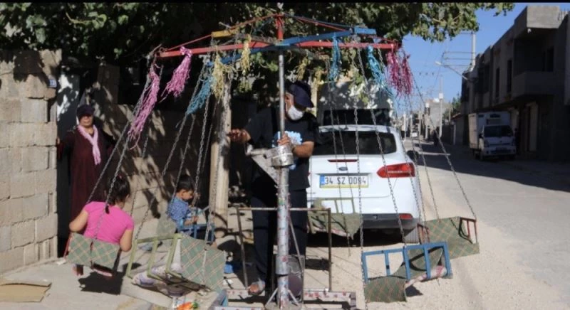 54 yaşında seyyar dönme dolapla ailesini geçindiriyor
