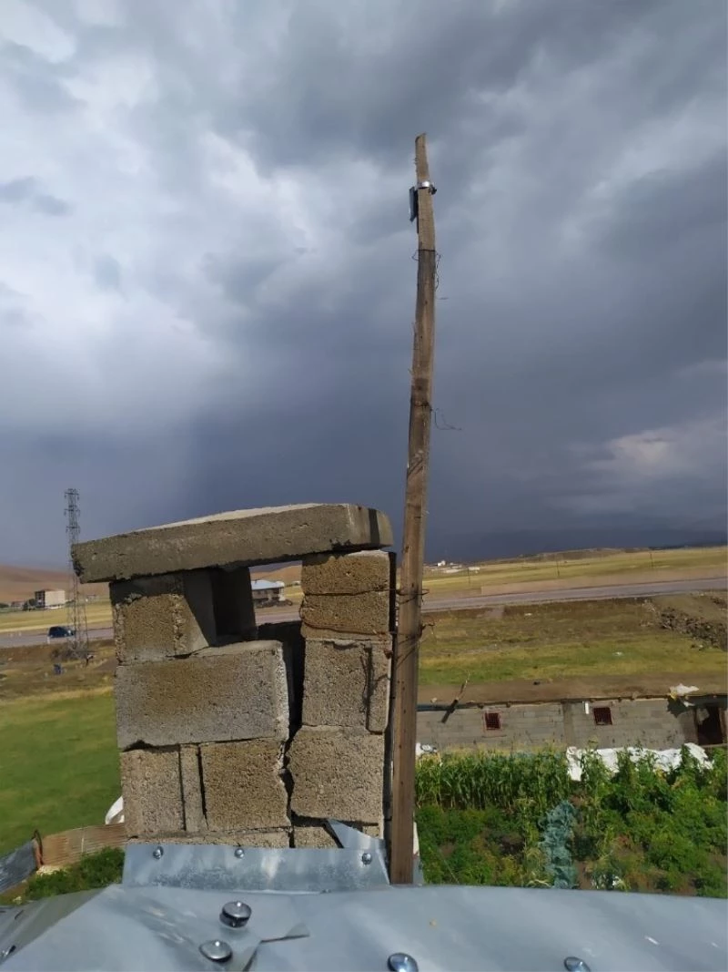 Çatıda bulunan internet alıcısına yıldırım düşmesi korkuya neden oldu
