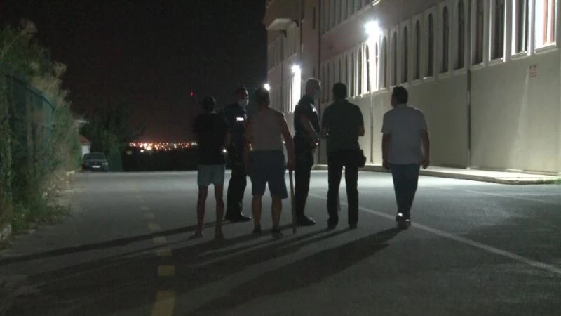 Sopalar ile okul içerisinde hırsız aradılar
