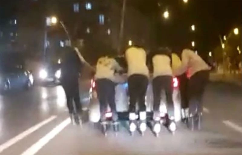 Kocaeli’de patenli gençlerin tehlikeli yolculukları kameraya yansıdı
