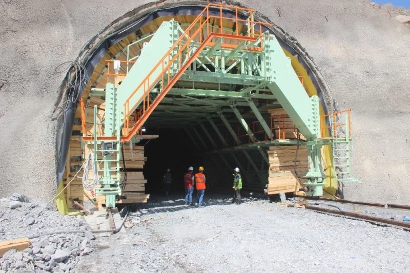 Erzurum Pirinkayalar tünelindeki çalışmalarda sona yaklaşıldı
