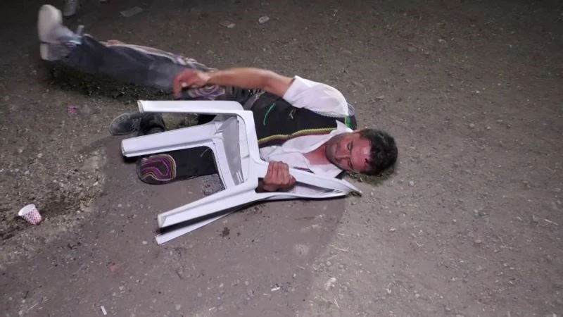 Sandalye ile güreş tutan davulcu ilgi odağı oldu
