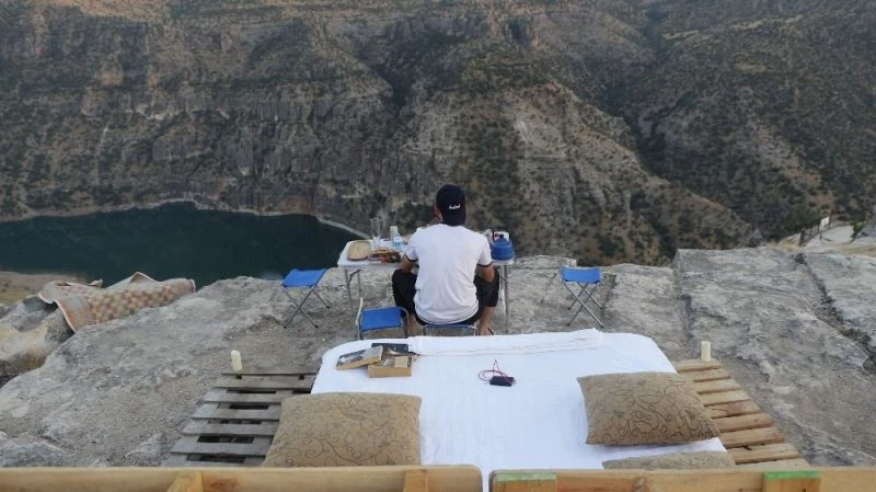 Hayalini gerçekleştirmek için yola çıktı, uçurumun kenarında bir gün geçirdi
