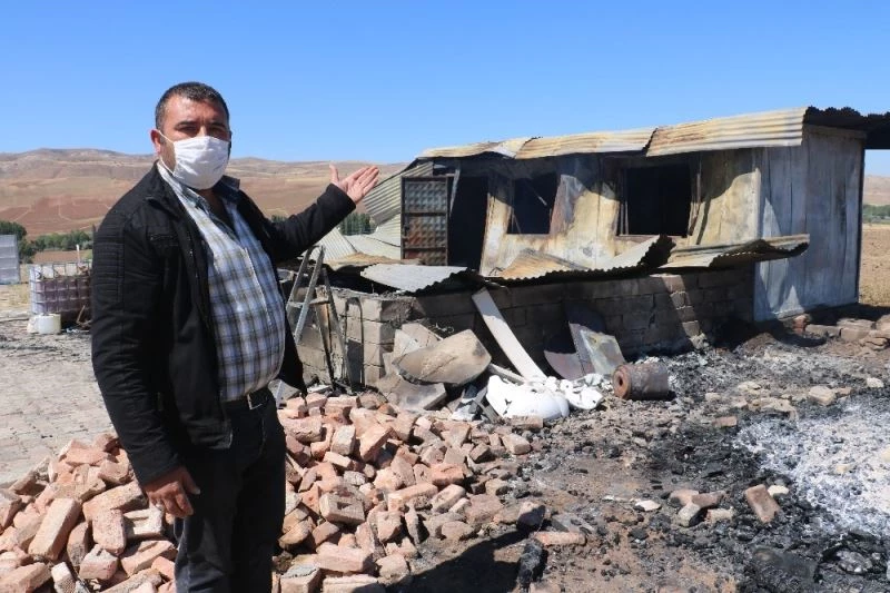 Evi yakıldı, o yanan bayrak ve ağaçlar için üzüldü
