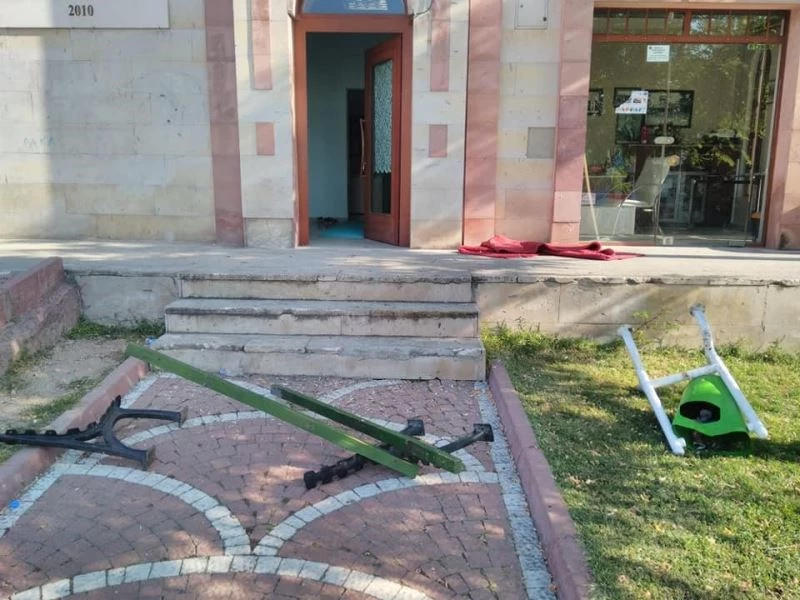 Mahalle konağındaki kamu mallarına çirkin saldırı
