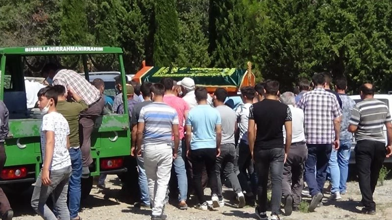 Koyun cinayetinde cenazelerden biri defnedildi, diğeri ikindi namazından sonra defnedilecek
