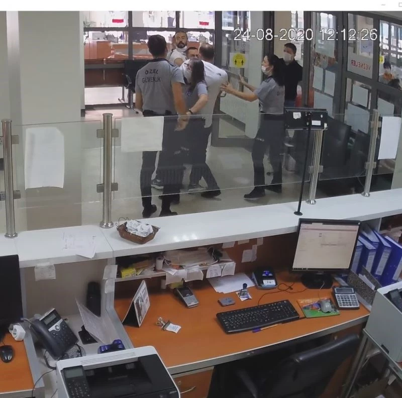 Şehir magandaları bayan güvenlikçiyi darp etti
