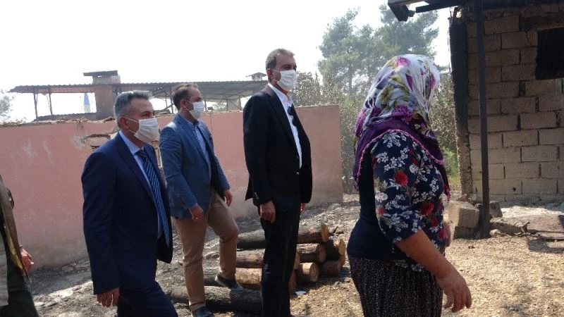 Gözü yaşlı Hatice teyzeyi Ömer Çelik teselli etti
