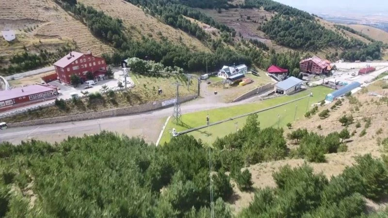 Macera severler zipline keyfini ilk kez bir kayak merkezinde yaşıyor
