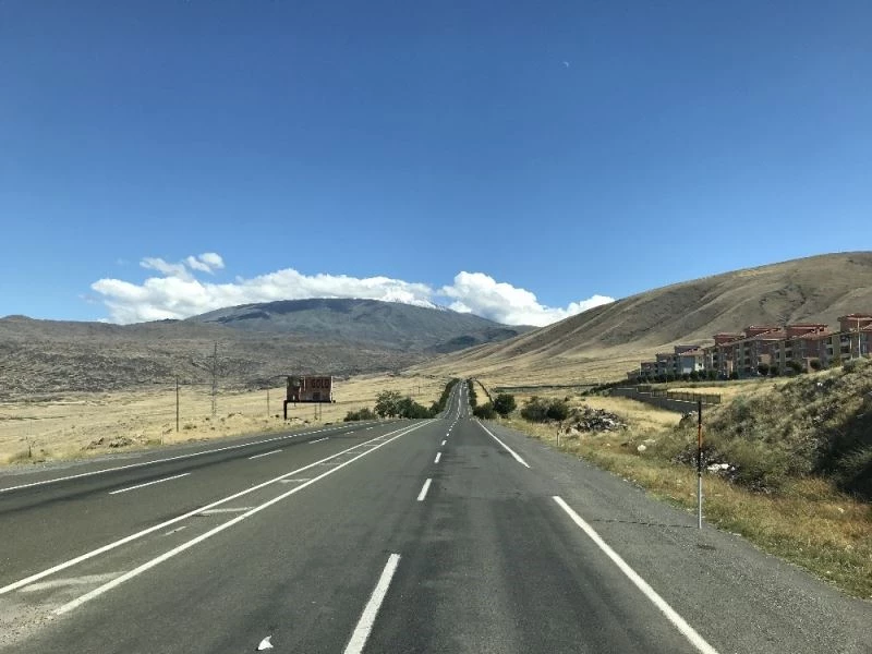 Türkiye’nin en yüksek dağına mevsimin ilk karı yağdı
