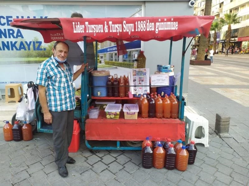 Sevda ile başladığı turşu suyunu 32 yıldır müşterileriyle buluşturuyor
