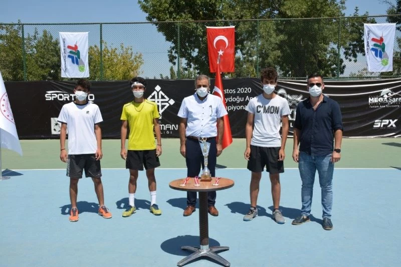 Ağrı’lı tenisçiler Batman’da takım halinde şampiyon oldu
