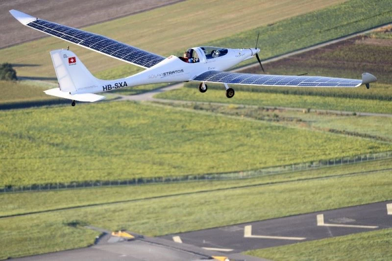İsviçre’de güneş enerjisi ile çalışan uçaktan dünyanın ilk serbest atlayışına imza atıldı
