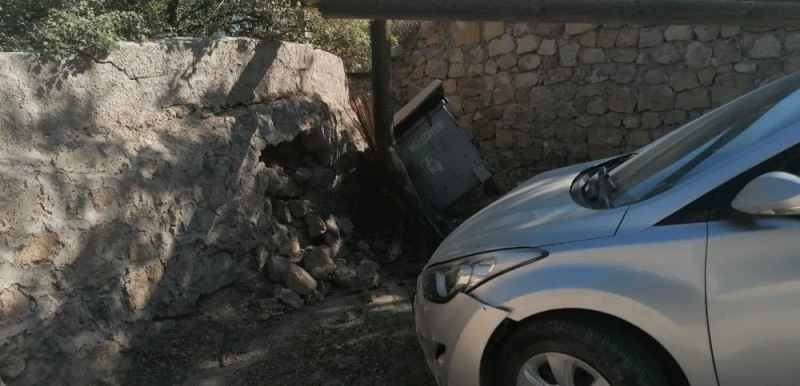 Direksiyon hakimiyeti kaybolan otomobil duvara çarptı: 1 yaralı
