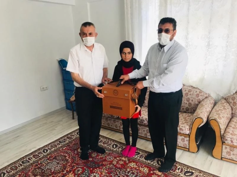 Görme engelli Esma’ya ilçe müftülerinden anlamlı hediye
