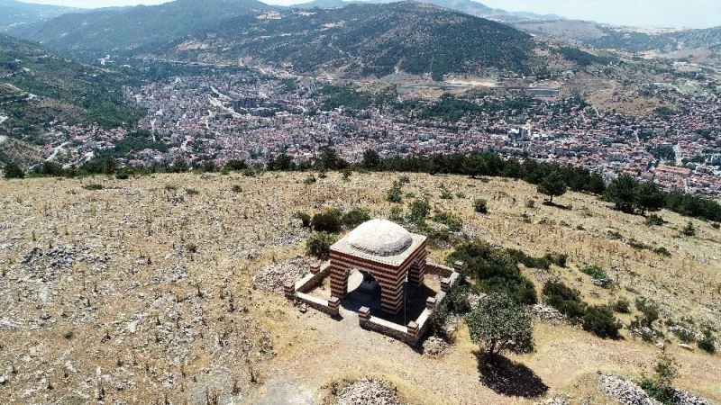Şehre hakim tepedeki türbe gizemini koruyor
