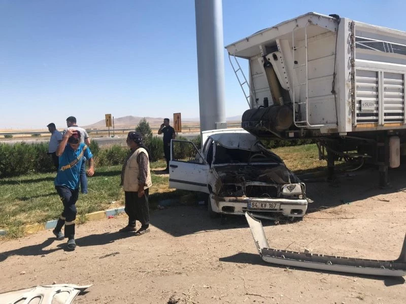 Otomobil park halindeki tır dorsesine çarptı: 1 yaralı
