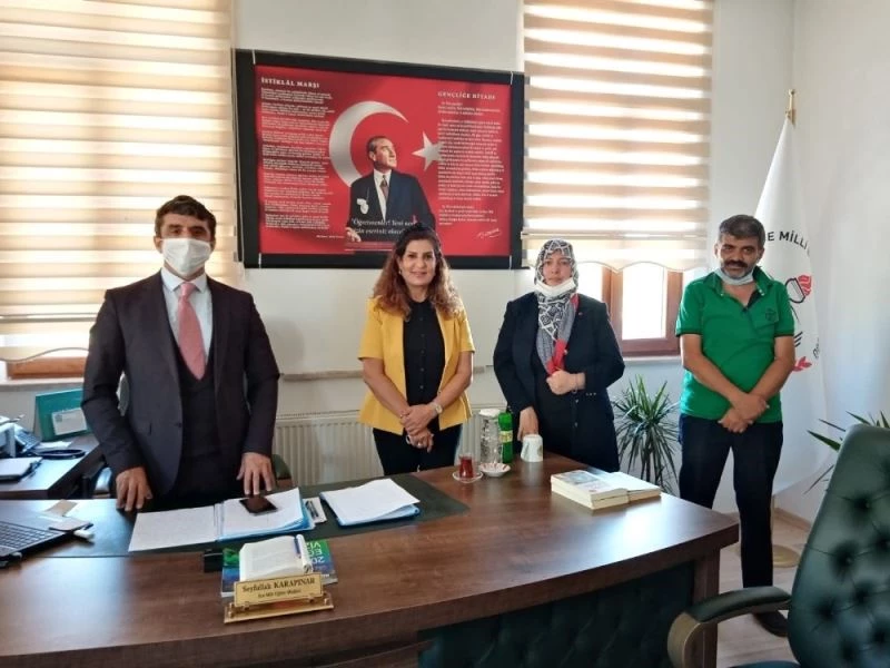 Hayırsever dadaş kızı Taliha Taş Narman’da öğrencilerin yüzünü güldürdü
